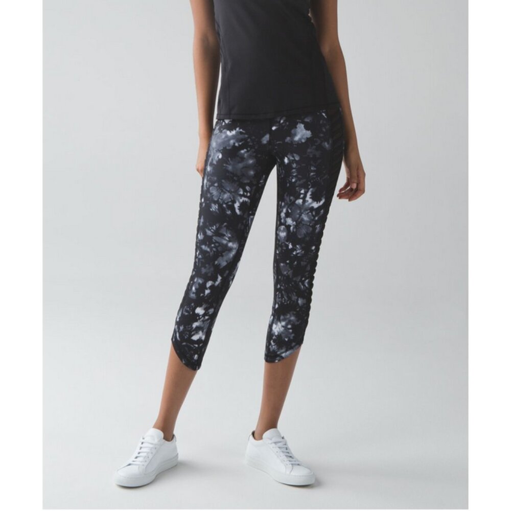 Lululemon Sz. 4 Sunshine Salutation Crop in Dusk Dye White Black/Black 07/2016